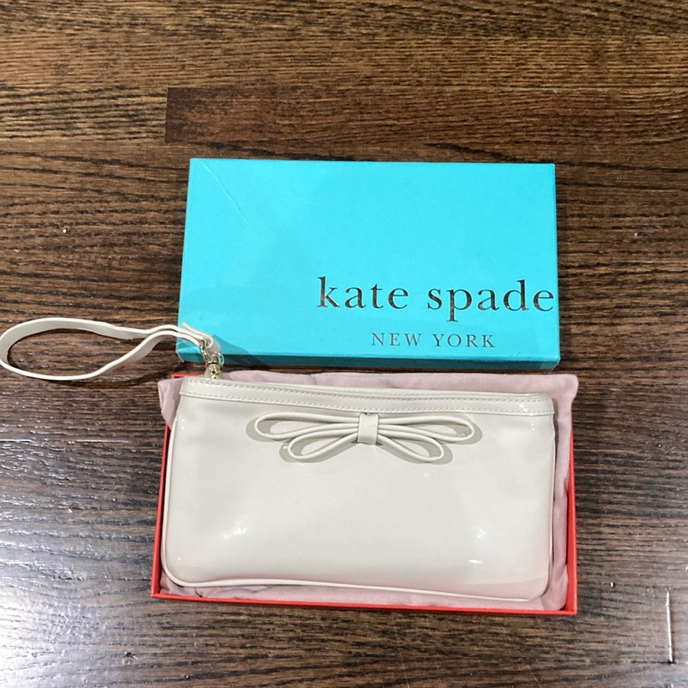 Kate Spade beige patent leather wristlet